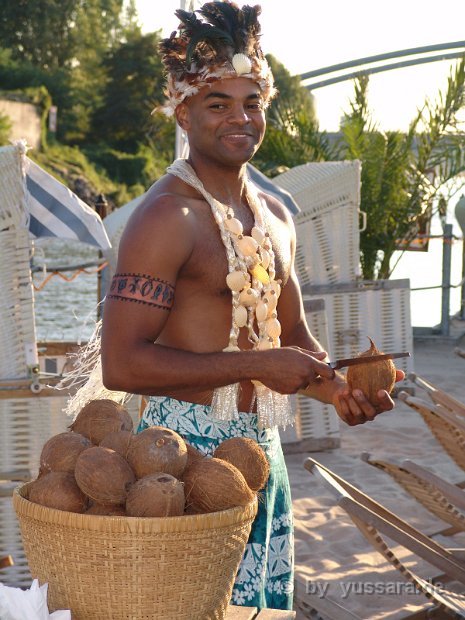 Das Highlight, traditionelles Kokosnuss öffnen zur Begrüßung ihrer Gäste (25)
